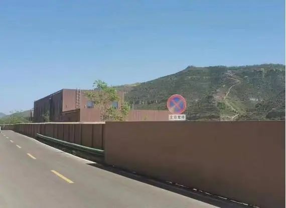 办音乐节用围栏封桥，网友：怕免费听？