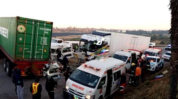 南非一高速公路发生交通事故 造成至少1死18伤 南非一高速公路发生交通事故 造成至少1死18伤