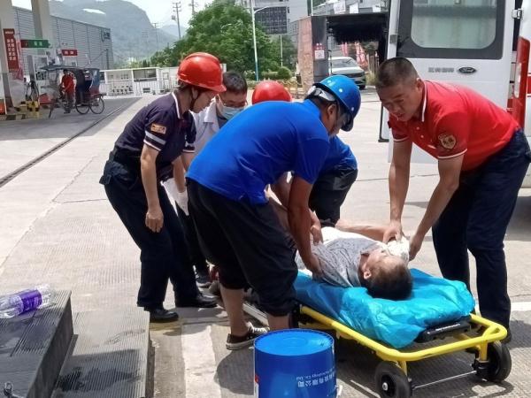 男子在中石化加油站晕倒，员工及时救助抢下黄金时间