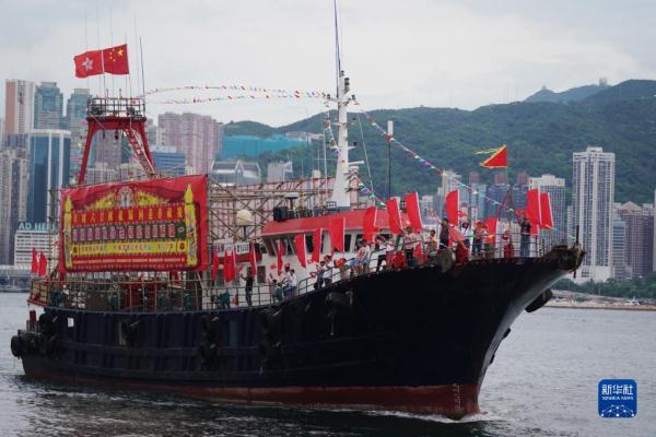 香港渔船维港巡游 庆祝回归祖国26周年 香港渔船维港巡游 庆祝回归祖国26周年