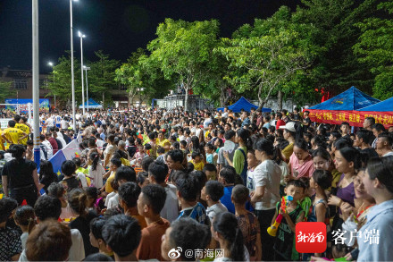 海南“村VA”首战开打 现场实力演绎人山人海 海南“村VA”首战开打 现场实力演绎人山人海