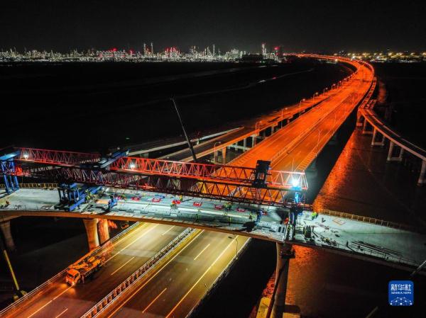 杭甬复线宁波一期滨海互通顺利跨越金塘大桥
