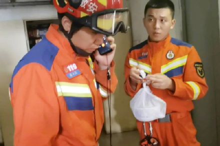 外卖员被困电梯中暑晕倒,获救后着急了:这栋楼还有份外卖没送到…… 外卖员被困电梯中暑晕倒,获救后着急了:这栋楼还有份外卖没送到……