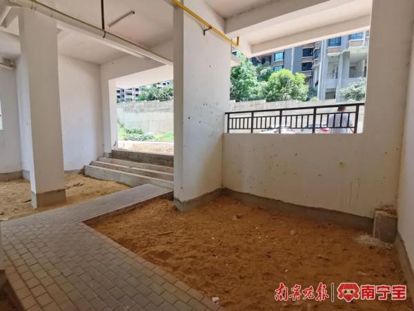 交房一年小区设施未完善，业主发愁拒交物业费被断水