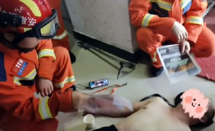 外卖员被困电梯中暑晕倒,获救后着急了:这栋楼还有份外卖没送到…… 外卖员被困电梯中暑晕倒,获救后着急了:这栋楼还有份外卖没送到……