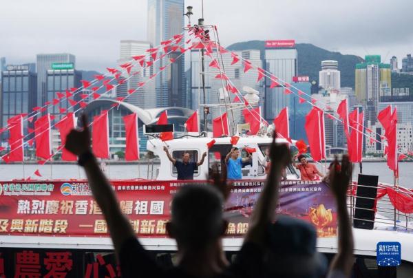 香港渔船维港巡游 庆祝回归祖国26周年 香港渔船维港巡游 庆祝回归祖国26周年