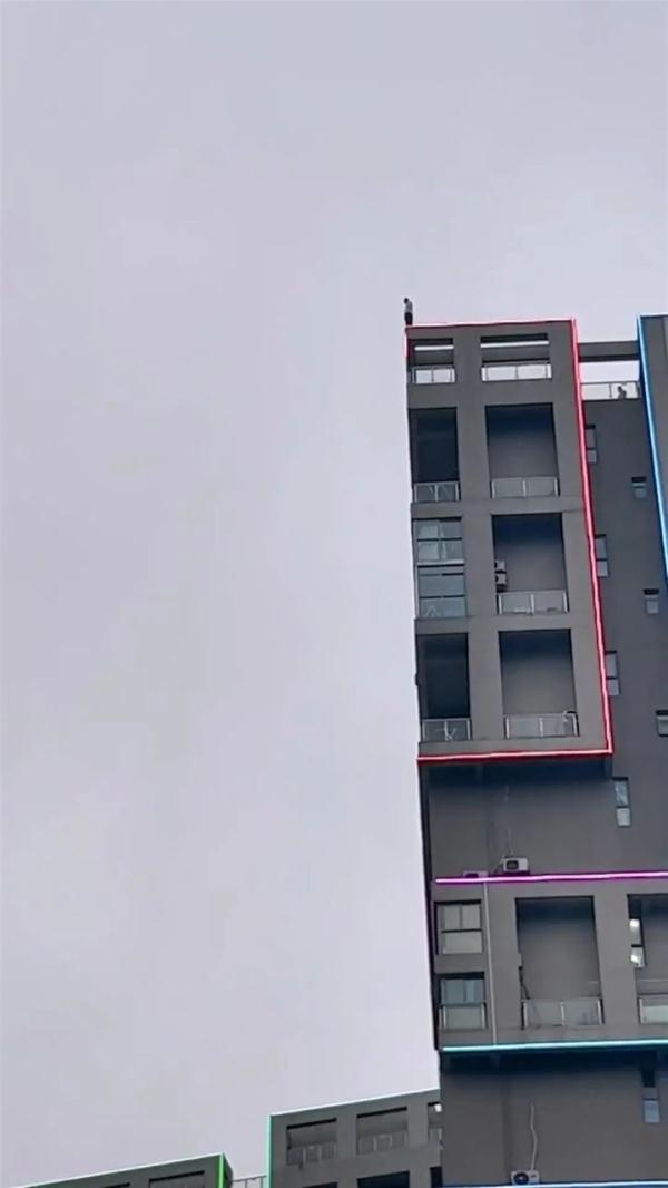 “不跳不是人!”男子起哄怂恿轻生者跳楼,警方通报 “不跳不是人!”男子起哄怂恿轻生者跳楼,警方通报