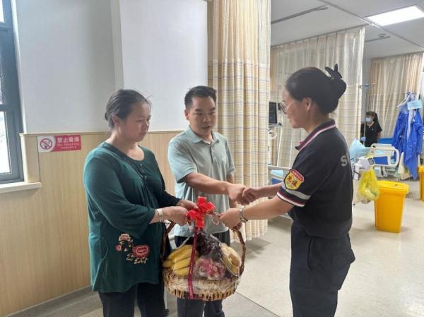 男子在中石化加油站晕倒，员工及时救助抢下黄金时间