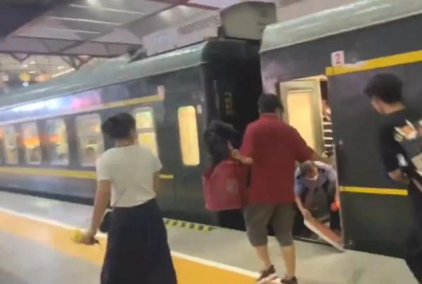 列车不等乘客、未关门就走？涉事车站回应