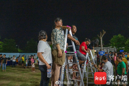 光脚扣杀、板凳打球……海南“村排”火了! 光脚扣杀、板凳打球……海南“村排”火了!