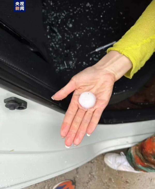 黑龙江一地遭遇冰雹袭击，最大冰雹直径9厘米