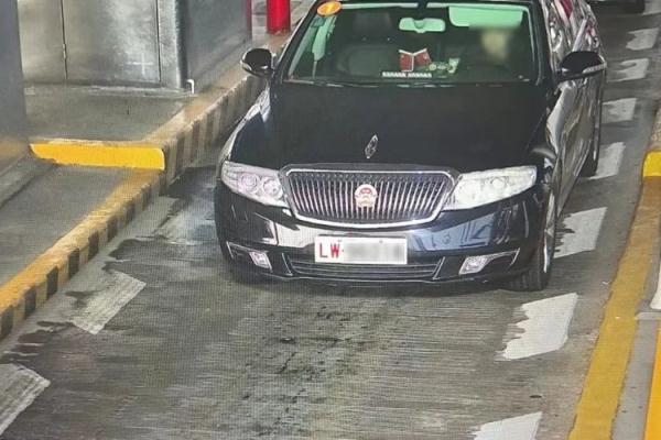 男子假冒“上校”开“军车”被上海警方刑拘