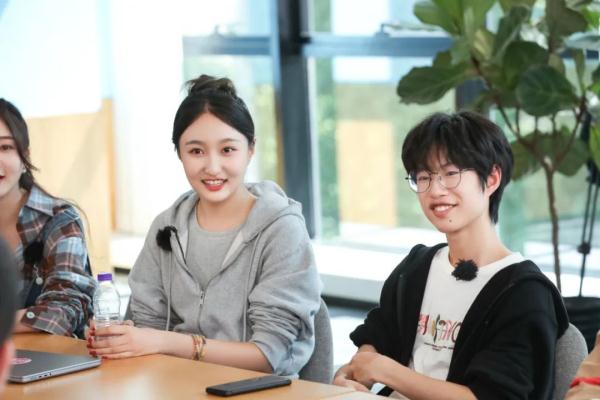 袁弘张歆艺与00后夫妻畅聊“仪式感”，刘畊宏王婉霏为金婚父母置办婚服