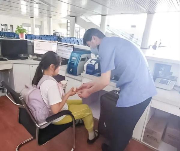 孩子到站下车,妈妈“丢了” 孩子到站下车,妈妈“丢了”