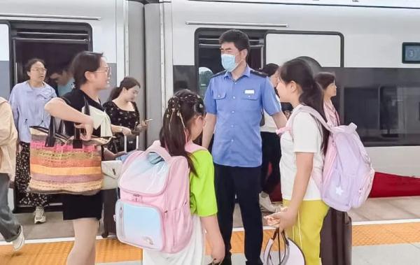 孩子到站下车,妈妈“丢了” 孩子到站下车,妈妈“丢了”