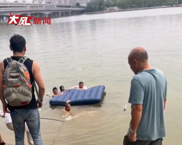 一家三口落水被市民合力营救,后续… 一家三口落水被市民合力营救,后续…