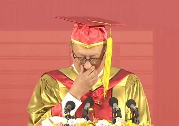 “书记打伞教做人，校长致辞教做事”，这一幕幕火了！