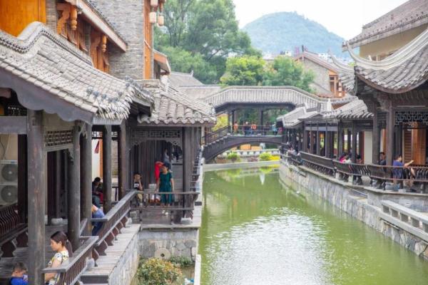坐着高铁看凉都丨这条“避暑高铁”，带你驶进19°C的夏天