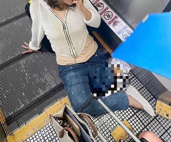 国外一女游客被卷入自动人行道，被迫截肢！乘电扶梯安全提醒→