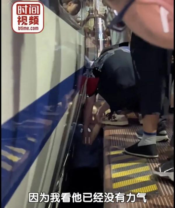 女乘务员：宝宝，阿姨下来了！