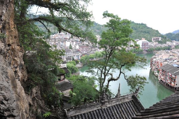 贴崖悬空而建 探访贵州最大的古建筑群