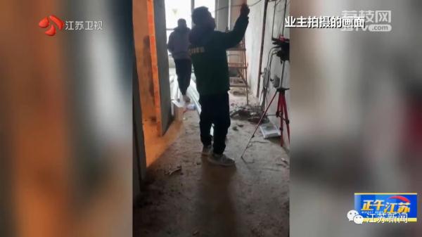 公寓房交房后业主们发现，配备的公厕竟然不见了！更离谱的是......