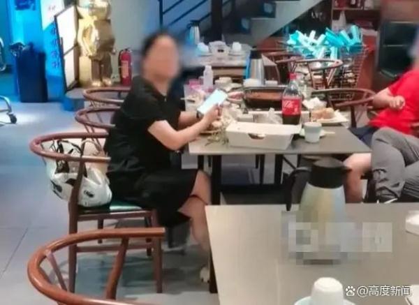 不买单还索赔！被服务员叫了两声阿姨，50岁女顾客很生气……