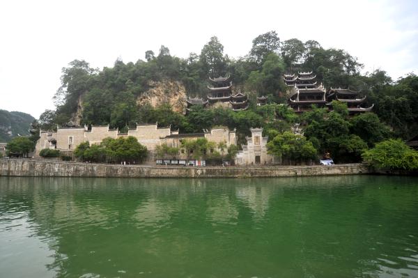 贴崖悬空而建 探访贵州最大的古建筑群