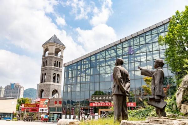 坐着高铁看凉都丨这条“避暑高铁”，带你驶进19°C的夏天