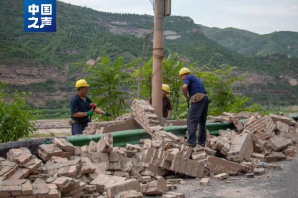 自然景观“不能远望”？围挡瀑布的两处景区已整改