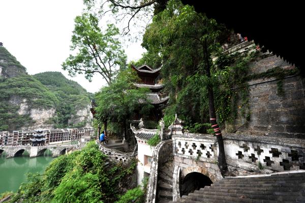 贴崖悬空而建 探访贵州最大的古建筑群