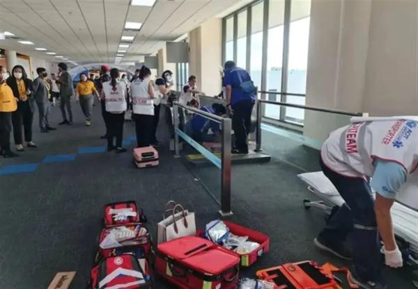 国外一女游客被卷入自动人行道，被迫截肢！乘电扶梯安全提醒→