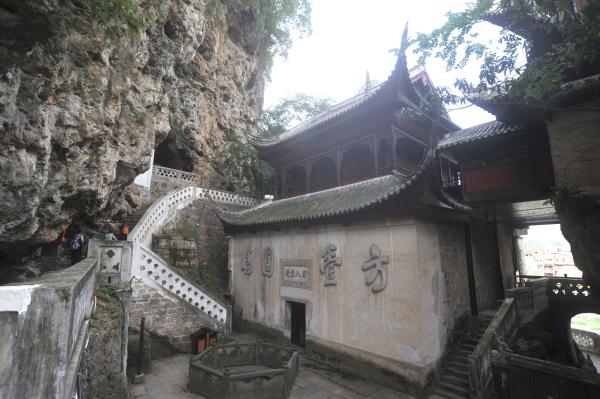 贴崖悬空而建 探访贵州最大的古建筑群