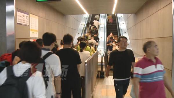 国外一女游客被卷入自动人行道，被迫截肢！乘电扶梯安全提醒→