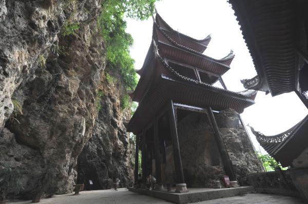 贴崖悬空而建 探访贵州最大的古建筑群