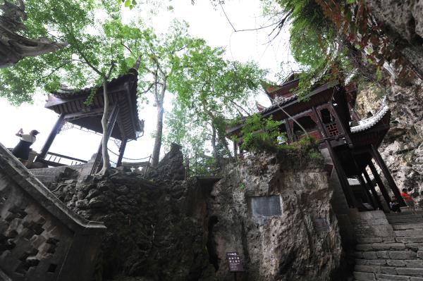 贴崖悬空而建 探访贵州最大的古建筑群