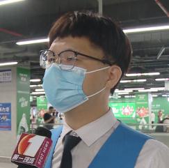 国外一女游客被卷入自动人行道，被迫截肢！乘电扶梯安全提醒→