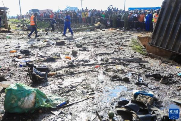 这国发生惨烈事故！卡车失控冲向人群致52死32伤