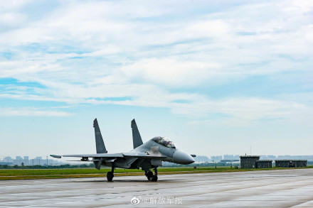 空军航空兵开展跨昼夜飞行训练