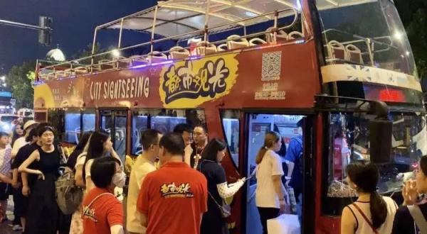 排队2小时!外滩每晚大排长龙,不断有人加入,工作人员:"别排了"… 排队2小时!外滩每晚大排长龙,不断有人加入,工作人员:"别排了"…