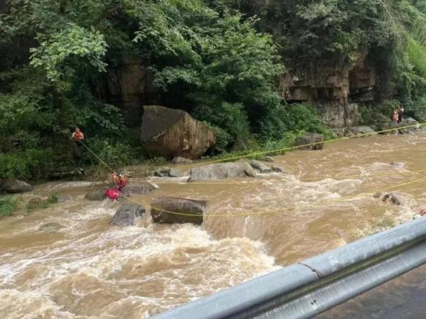 22人被困“孤岛”!杭州一山村暴雨后溪水猛涨,多方紧急营救 22人被困“孤岛”!杭州一山村暴雨后溪水猛涨,多方紧急营救
