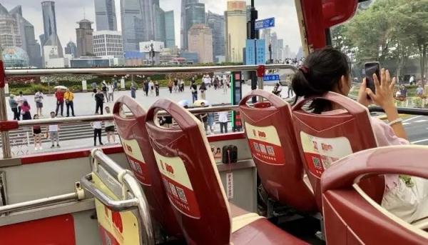 排队2小时!外滩每晚大排长龙,不断有人加入,工作人员:"别排了"… 排队2小时!外滩每晚大排长龙,不断有人加入,工作人员:"别排了"…