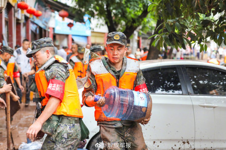重庆万州暴雨引发内涝，武警官兵紧急驰援