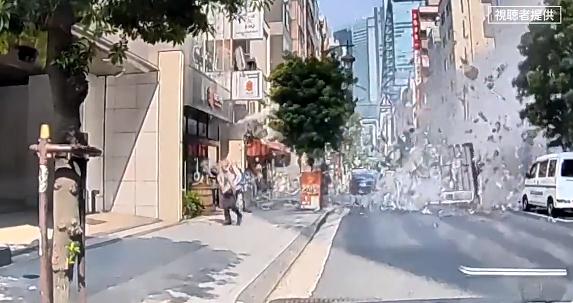 日本东京大楼爆炸瞬间：门窗和大量碎片飞出 有人高喊“快逃”