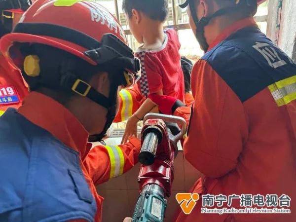 惊险！小男孩被卡防盗窗，身体悬空，幸亏……