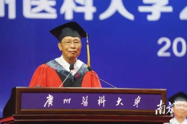 毕业典礼惊现最短致辞,14个字,20秒,全场欢呼! 毕业典礼惊现最短致辞,14个字,20秒,全场欢呼!