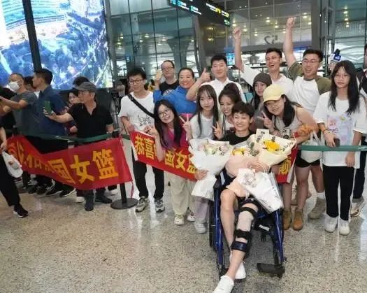 中国女篮凯旋抵穗，郑薇透露夺冠秘诀：保持女篮精神去战斗！