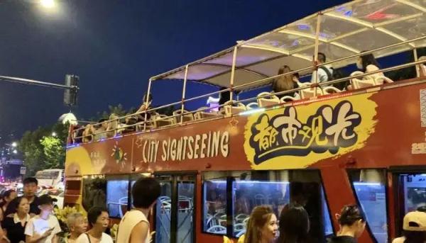 排队2小时!外滩每晚大排长龙,不断有人加入,工作人员:"别排了"… 排队2小时!外滩每晚大排长龙,不断有人加入,工作人员:"别排了"…