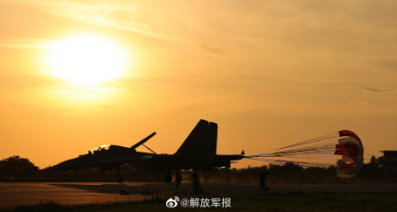 空军航空兵开展跨昼夜飞行训练