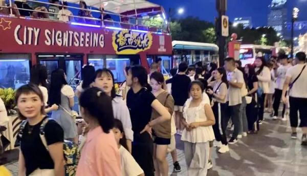 排队2小时!外滩每晚大排长龙,不断有人加入,工作人员:"别排了"… 排队2小时!外滩每晚大排长龙,不断有人加入,工作人员:"别排了"…